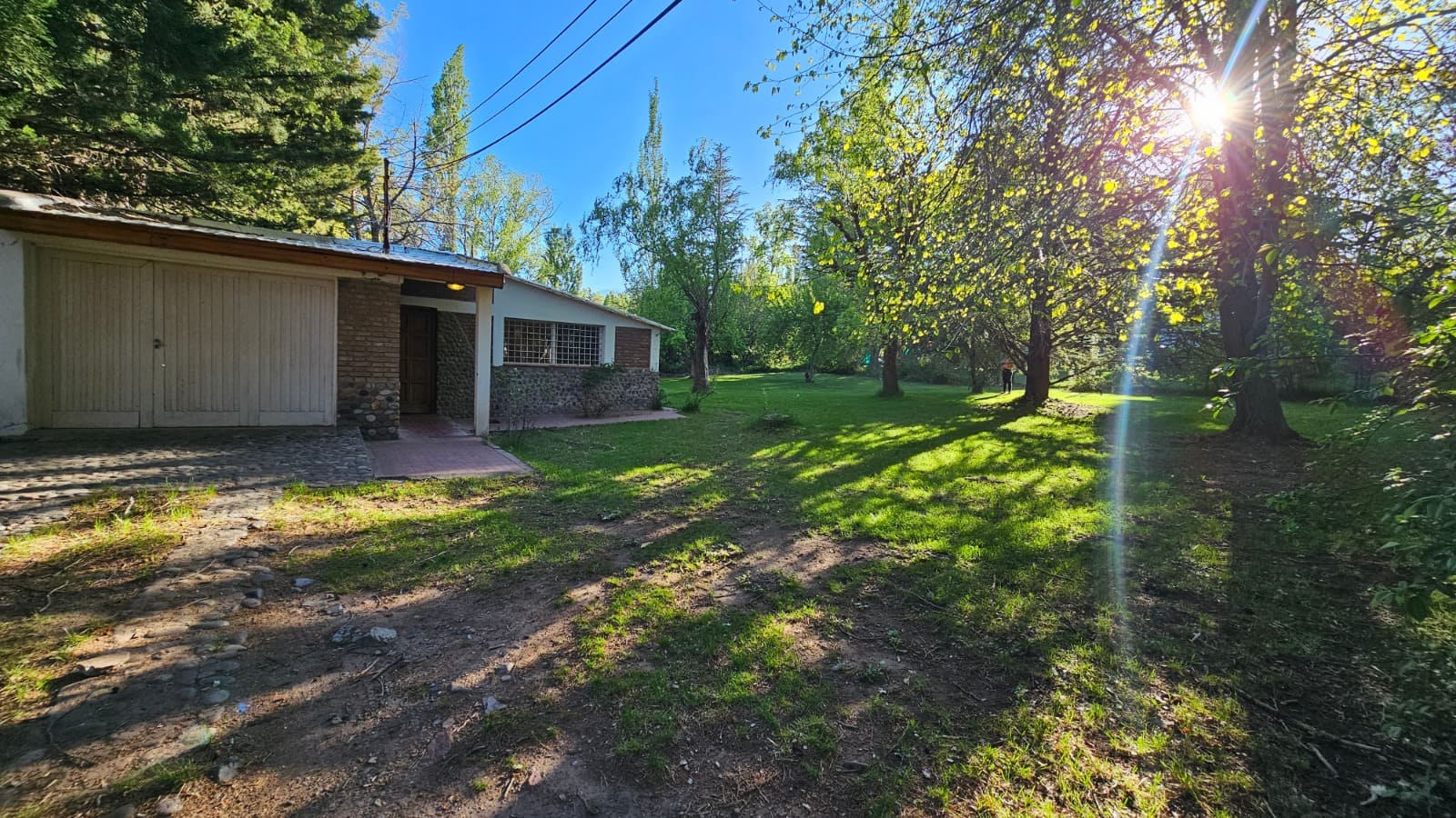 Casa. El Salto. Potrerillos. inmobiliaria. jardín. inversión 