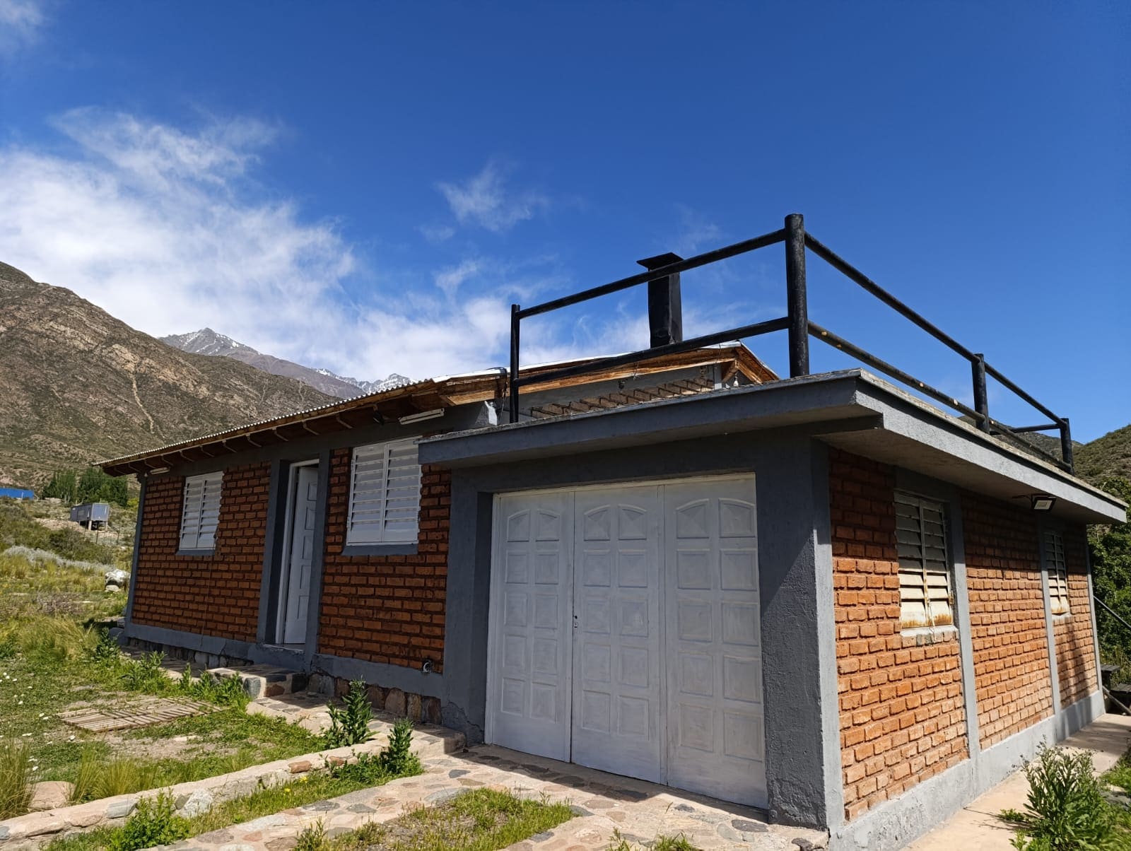 casa, amplio terreno, vistas, montañas, asfalto, inversión, pileta, terraza